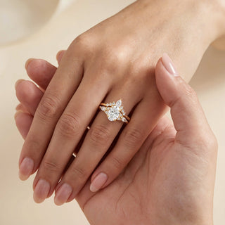 Oval engagement rings by Aquamarise with elongated brilliant-cut center stones