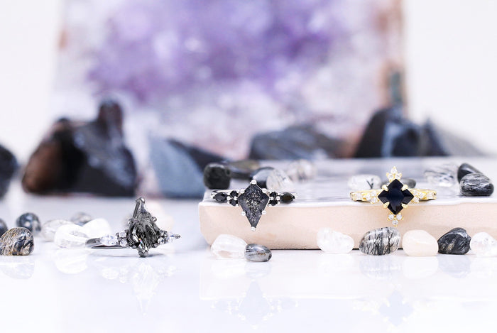 Pierres précieuses noires : le guide complet des pierres sombres pour les bagues de fiançailles, les bijoux et leur signification
