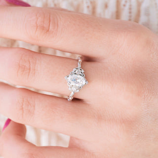 Aquamarine vs Moissanite: Look, Sparkle, Budget & Durability