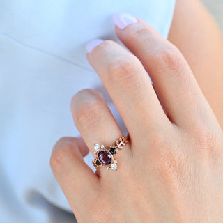 Aurelia amethyst and black onyx ring in rose gold worn on a model's hand