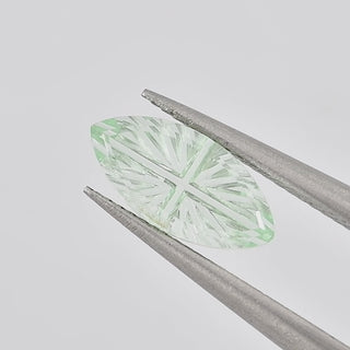 Lab-Grown Green Sapphire marquise 5 x 10 mm Faelight Cut video, turning to show the starburst flashes