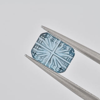Natural Sky Blue Topaz rectangle 6 x 8 mm Faelight Cut video, turning to show the starburst flashes