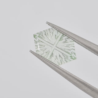 Lab-Grown Green Sapphire long hexagon 6 x 10 mm Faelight Cut video, turning to show the starburst flashes