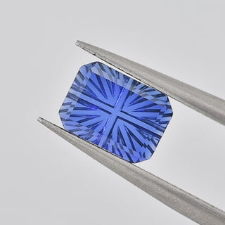 Lab-Grown Blue Sapphire rectangle 6 x 8 mm Faelight Cut video, turning to show the starburst flashes