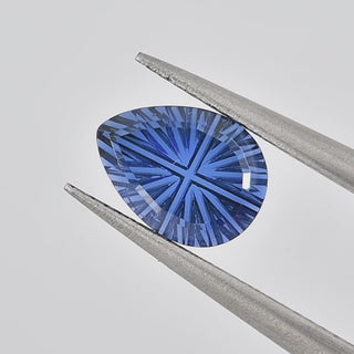 Lab-Grown Blue Sapphire pear 6 x 8 mm Faelight Cut video, turning to show the starburst flashes