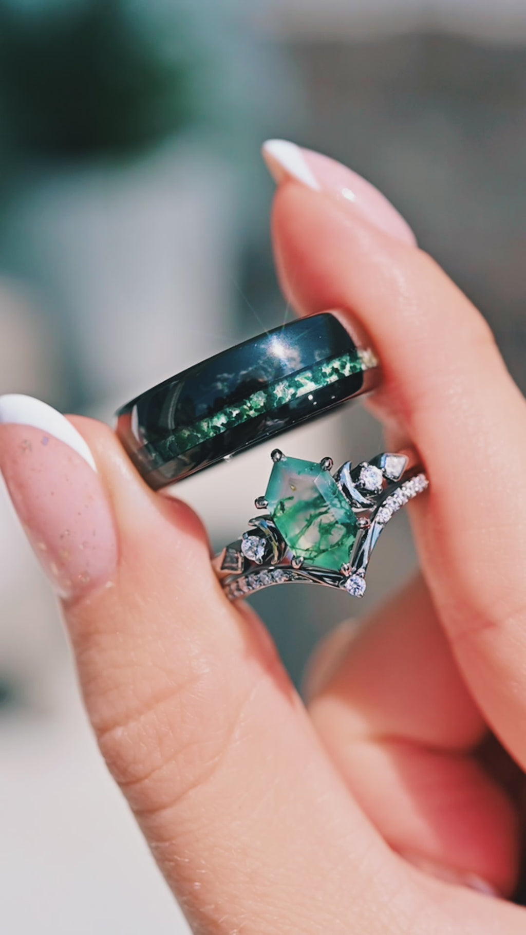 Video of the Elara couples ring set by Aquamarise, shown in motion