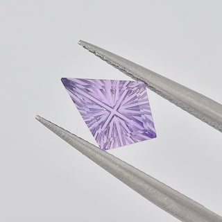 Lab-Grown Lavender Purple Sapphire kite 7 x 10 mm Faelight Cut video, turning to show the starburst flashes