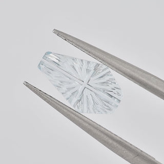 Natural Sky Blue Topaz kite 7 x 10 mm Faelight Cut video, turning to show the starburst flashes